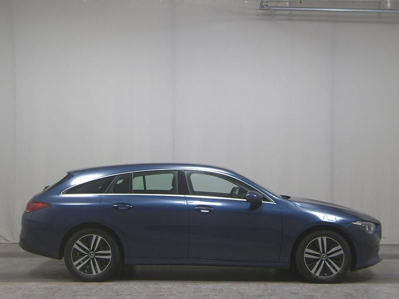 Blau Gebraucht 2022 Mercedes CLA200 Shooting Brake Kombi | 17.980 € (Guter Preis) - Bild 1/4