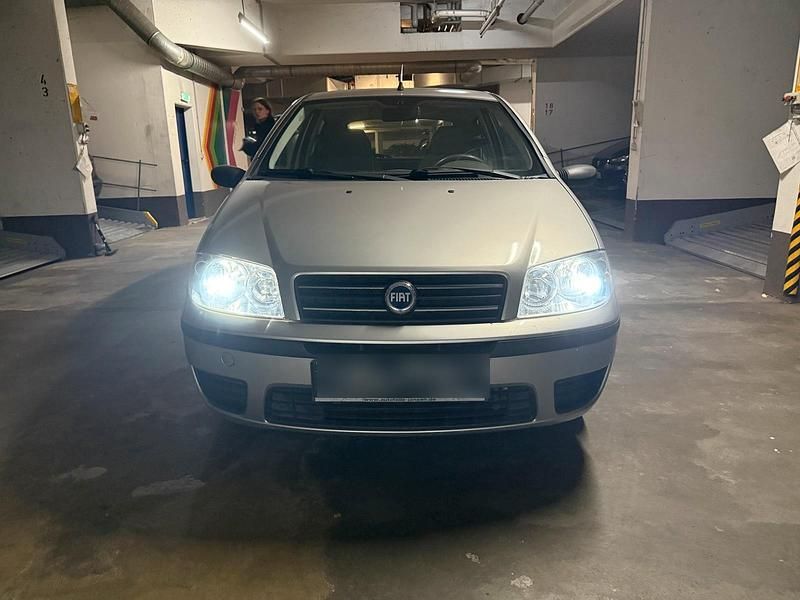 Grau Gebraucht 2003 Fiat Punto Kleinwagen | 1.550 € (Fairer Preis) - Bild 1/4