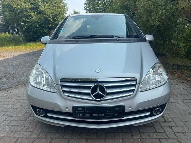 Silber Gebraucht 2010 Mercedes A180 Elegance Van / Kleinbus | 3.900 € (Superpreis) - Bild 1/4