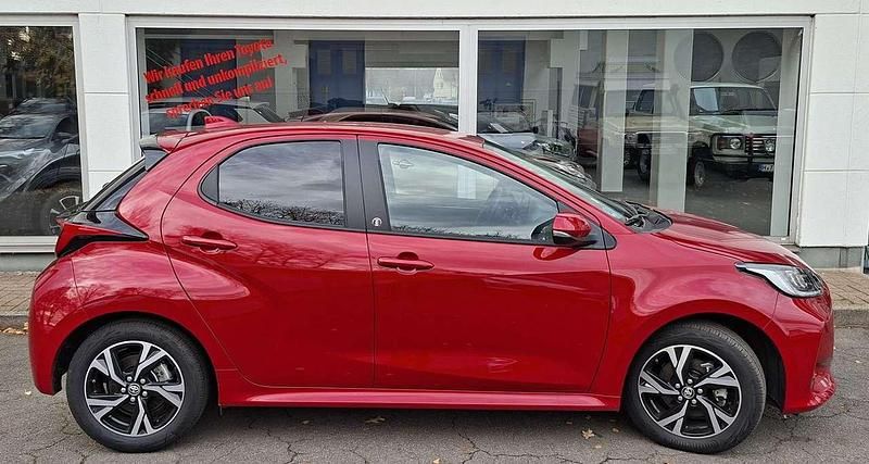 Karminarot Gebraucht 2024 Toyota Yaris Hybrid Comfort Kleinwagen | 22.990 € - Bild 1/4