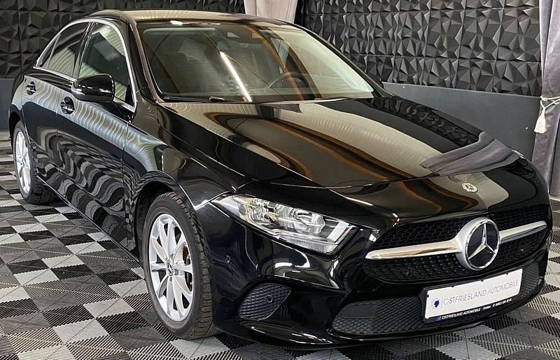 Schwarz Gebraucht 2020 Mercedes A180 Limousine | 22.990 € (Etwas zu teuer) - Bild 1/3