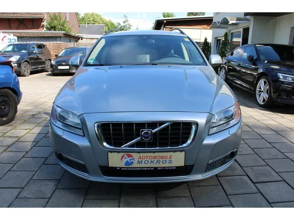 Gebraucht Volvo V70 Momentum 145 PS (106 kW) 2010 Electricsilver (metallic) Kombi