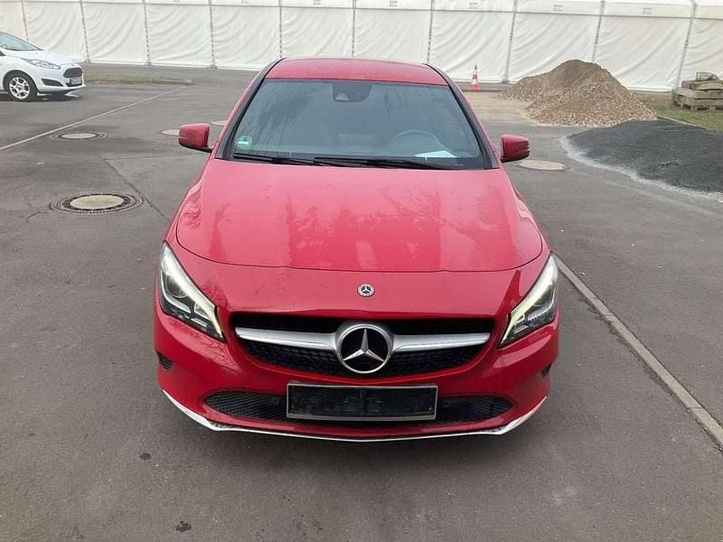 Rot Gebraucht 2017 Mercedes CLA180 Urban Limousine | 14.777 € (Guter Preis) - Bild 1/4