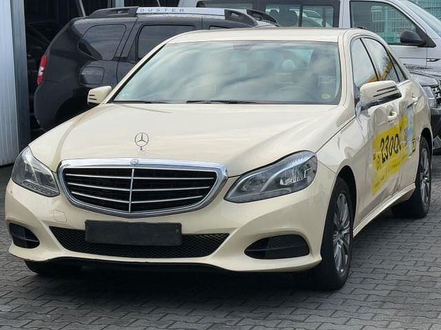 Gelb Gebraucht 2016 Mercedes E220 Limousine | 4.999 € - Bild 1/4