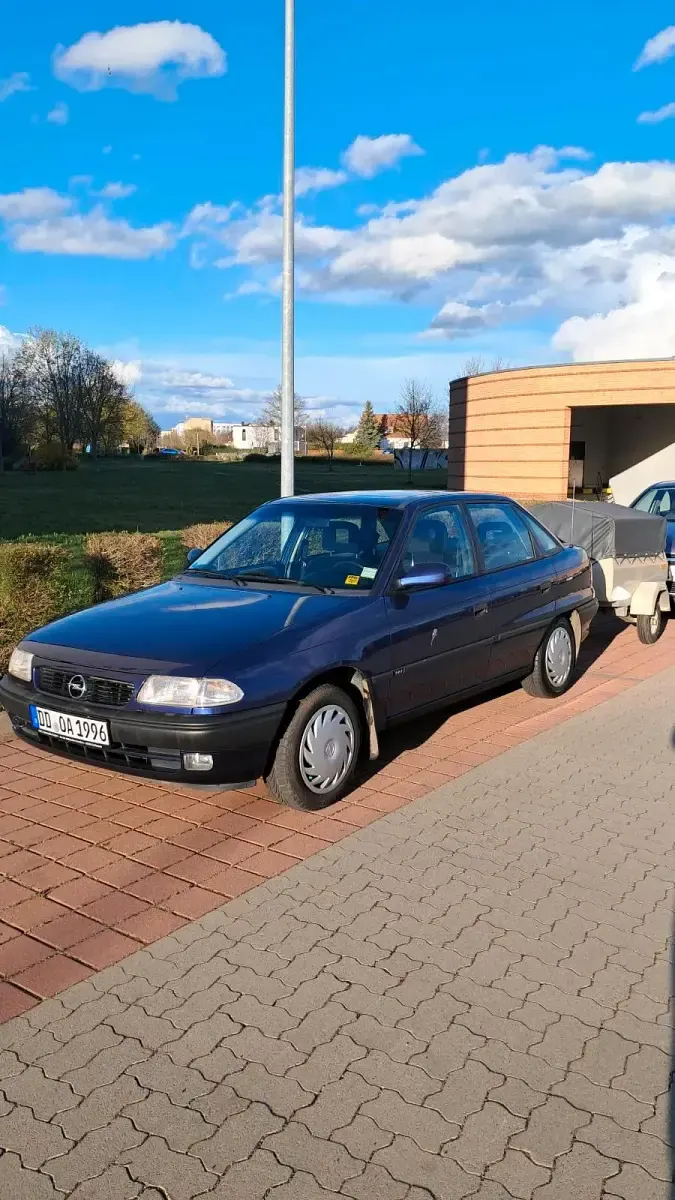 Gebraucht Opel Astra 75 PS (55 kW) 1996 Blau Limousine