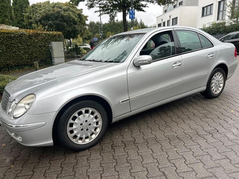 Silber Gebraucht 2002 Mercedes E240 Limousine | 3.650 € (Superpreis) - Bild 1/4