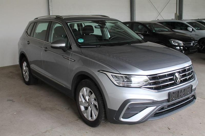 Silber Gebraucht 2025 VW Tiguan Allspace Life SUV | 28.950 € - Bild 1/4