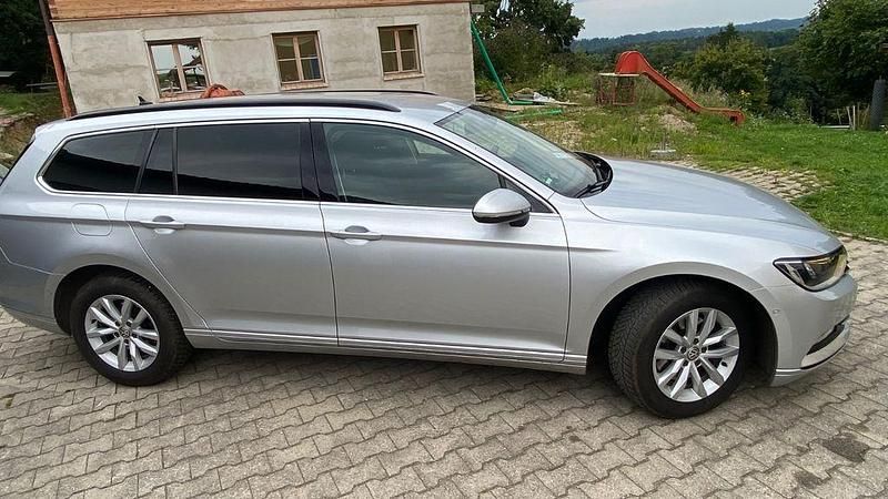 Silber Gebraucht 2018 VW Passat Comfortline Kombi | 16.750 € (Fairer Preis) - Bild 1/4