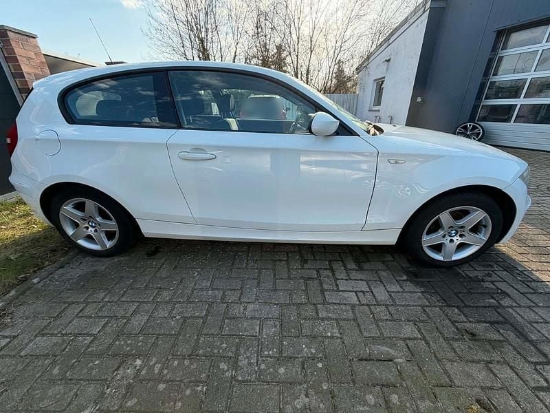 Gebraucht BMW 116 120 PS (88 kW) 2009 Weiß Kleinwagen