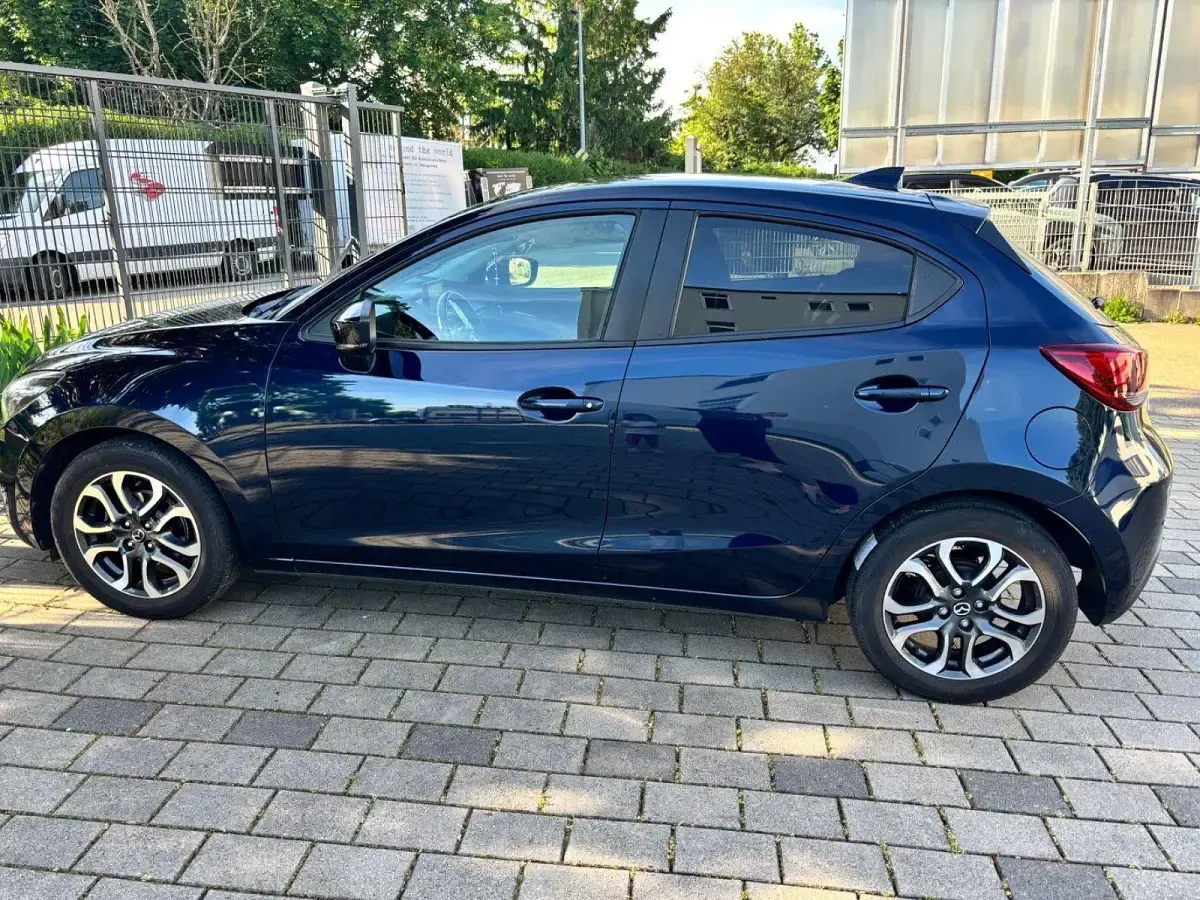 Używany Mazda 2 Kizoku 90 KM (66 kW) 2018 Niebieski Hatchback