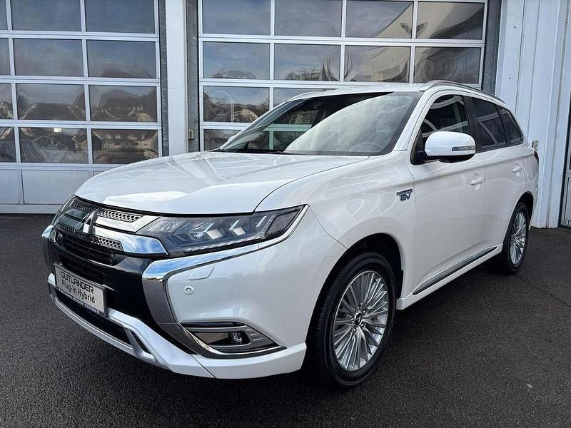 Weiß Gebraucht 2018 Mitsubishi Outlander P-HEV Plus SUV | 19.990 € (Fairer Preis) - Bild 1/4