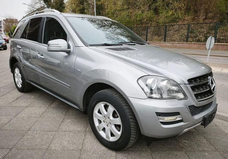 Gebraucht Mercedes ML350 211 PS (155 kW) 2010 Silber SUV