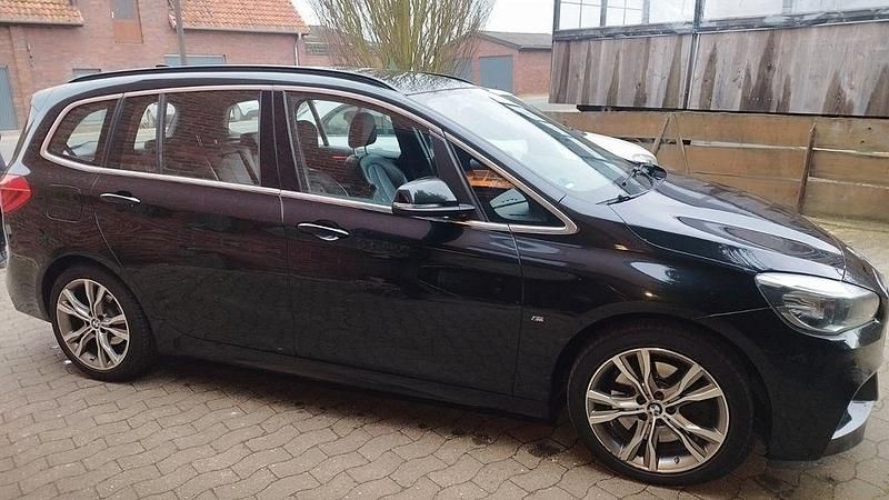 Schwarz Gebraucht 2017 BMW 220 Gran Tourer M Sport Van / Kleinbus | 12.500 € (Guter Preis) - Bild 1/4