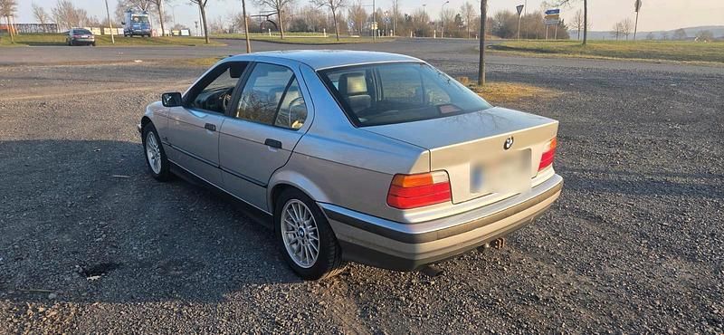 Gebraucht BMW 320 150 PS (110 kW) 1996 Silber Limousine