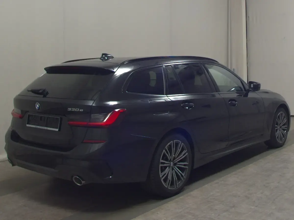 Gebraucht BMW 330 M Sport 252 PS (185 kW) 2021 Black sapphire metallic Kombi