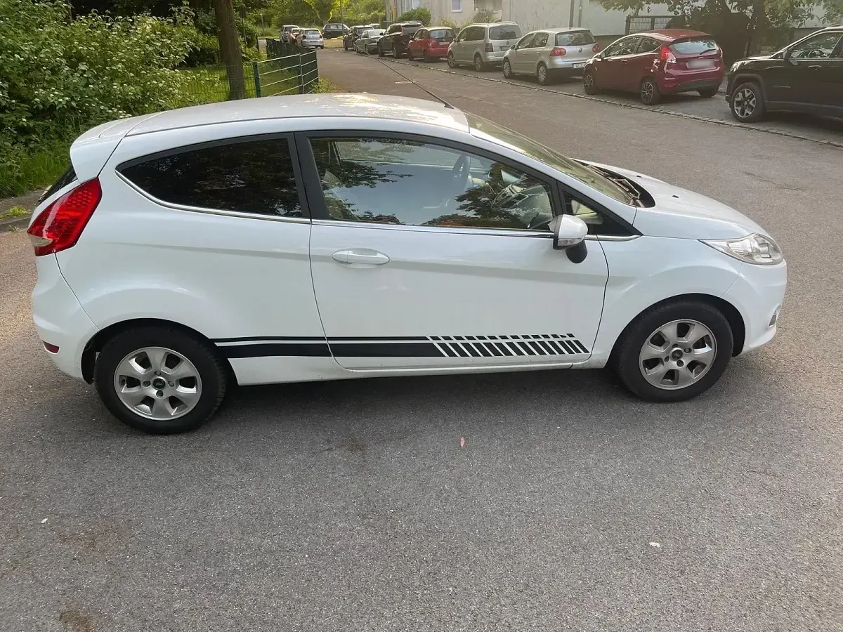 Gebraucht Ford Fiesta 96 PS (70 kW) 2011 Weiß Kleinwagen