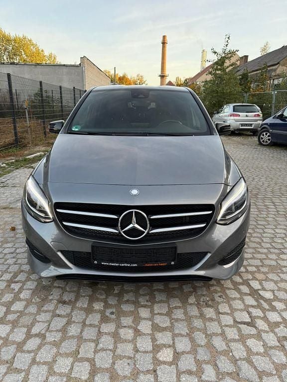 Braun Gebraucht 2015 Mercedes B250 Van / Kleinbus | 17.700 € (Guter Preis) - Bild 1/4
