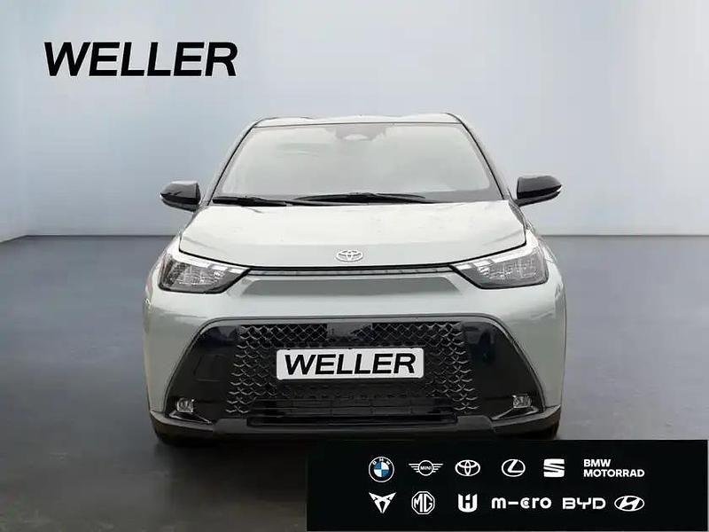 Neu Toyota Aygo 116 PS (85 kW) 2026 Urban khaki / dach schwarz (gruen) Kleinwagen