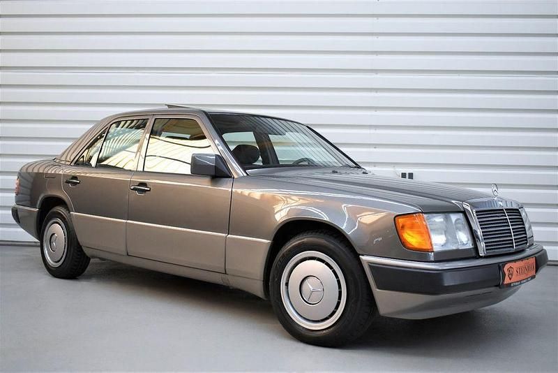 Gebraucht Mercedes 230 132 PS (97 kW) 1992 Braun Limousine