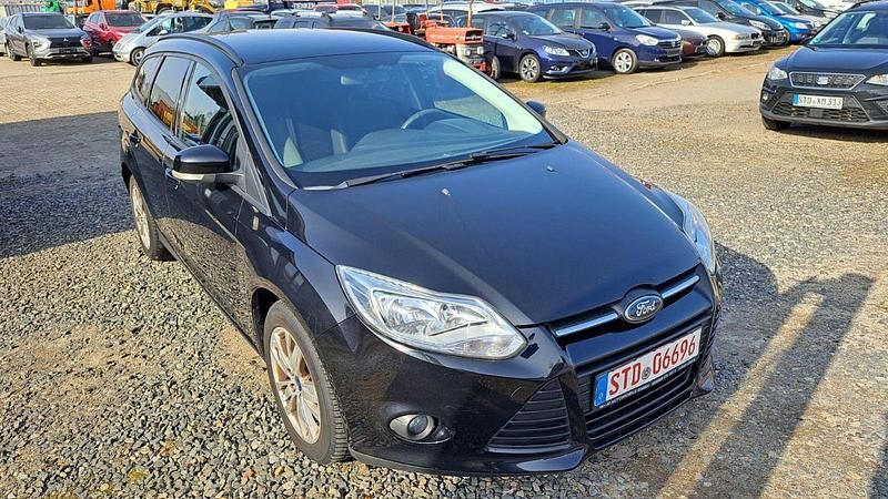 Gebraucht Ford Focus Trend 125 PS (91 kW) 2014 Schwarz Kombi