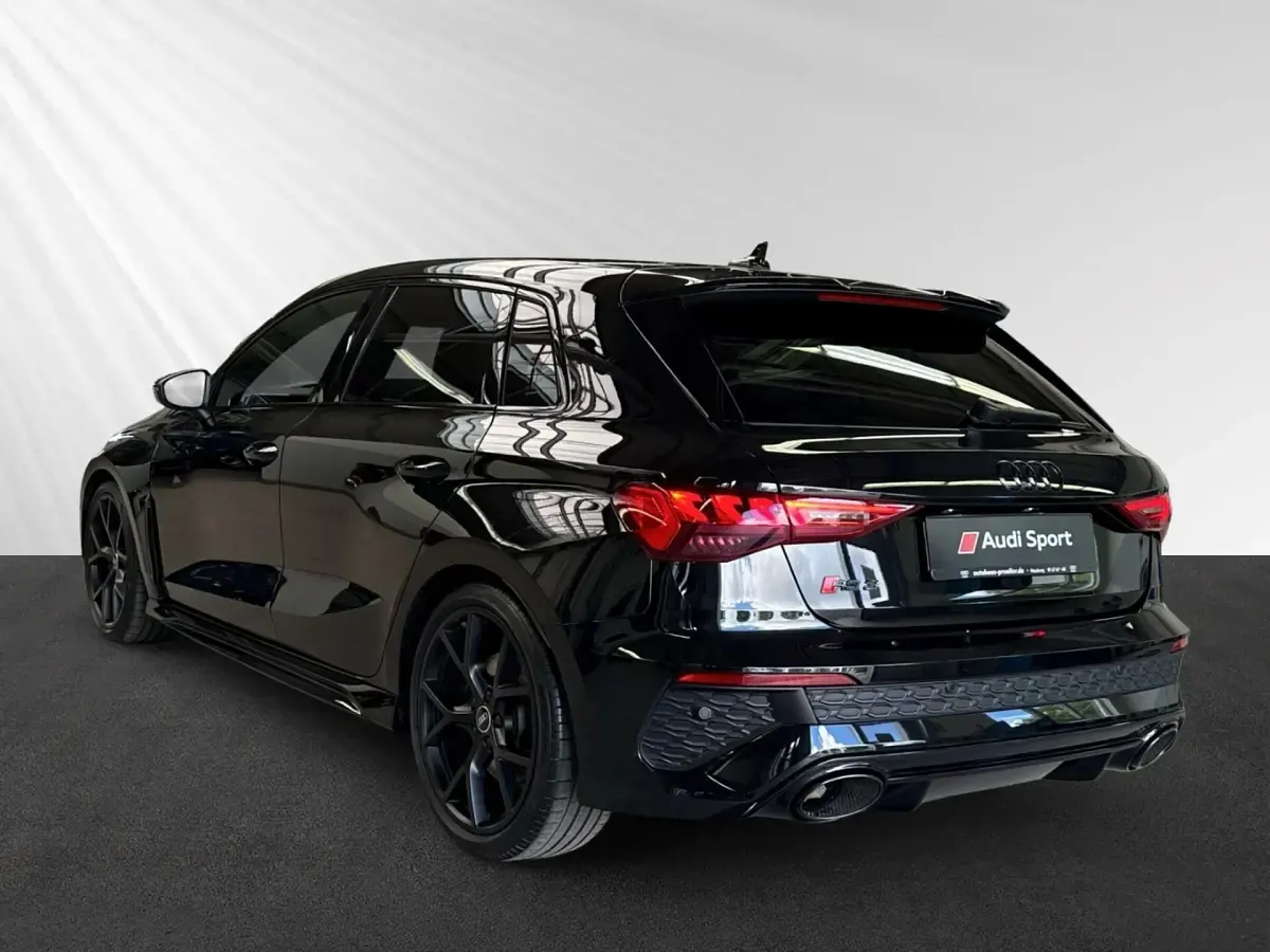 Gebraucht Audi RS3 Sportback Premium 400 PS (294 kW) 2022 Mythosschwarz metallic Kleinwagen