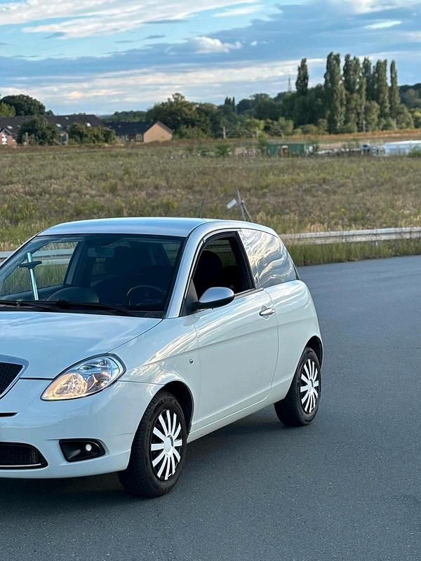 Weiß Gebraucht 2010 Lancia Ypsilon Kleinwagen | 999 € (Guter Preis) - Bild 1/4
