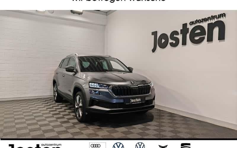 Graphitegrau metallic Gebraucht 2024 Skoda Karoq Selection SUV | 29.890 € (Guter Preis) - Bild 1/4