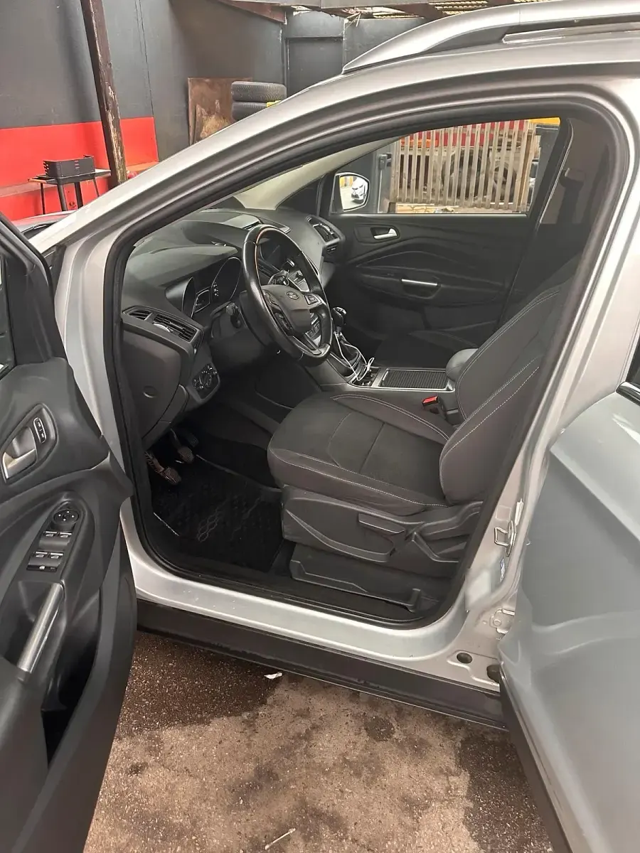Usado Ford Kuga 150 CV (110 kW) 2019 Gris SUV