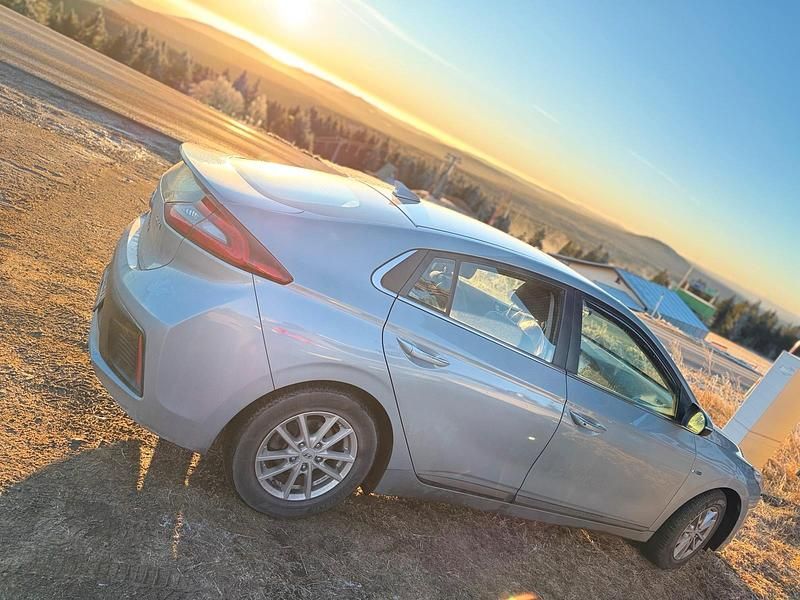 Grau Gebraucht 2017 Hyundai Ioniq Kleinwagen | 11.900 € (Teuer) - Bild 1/4