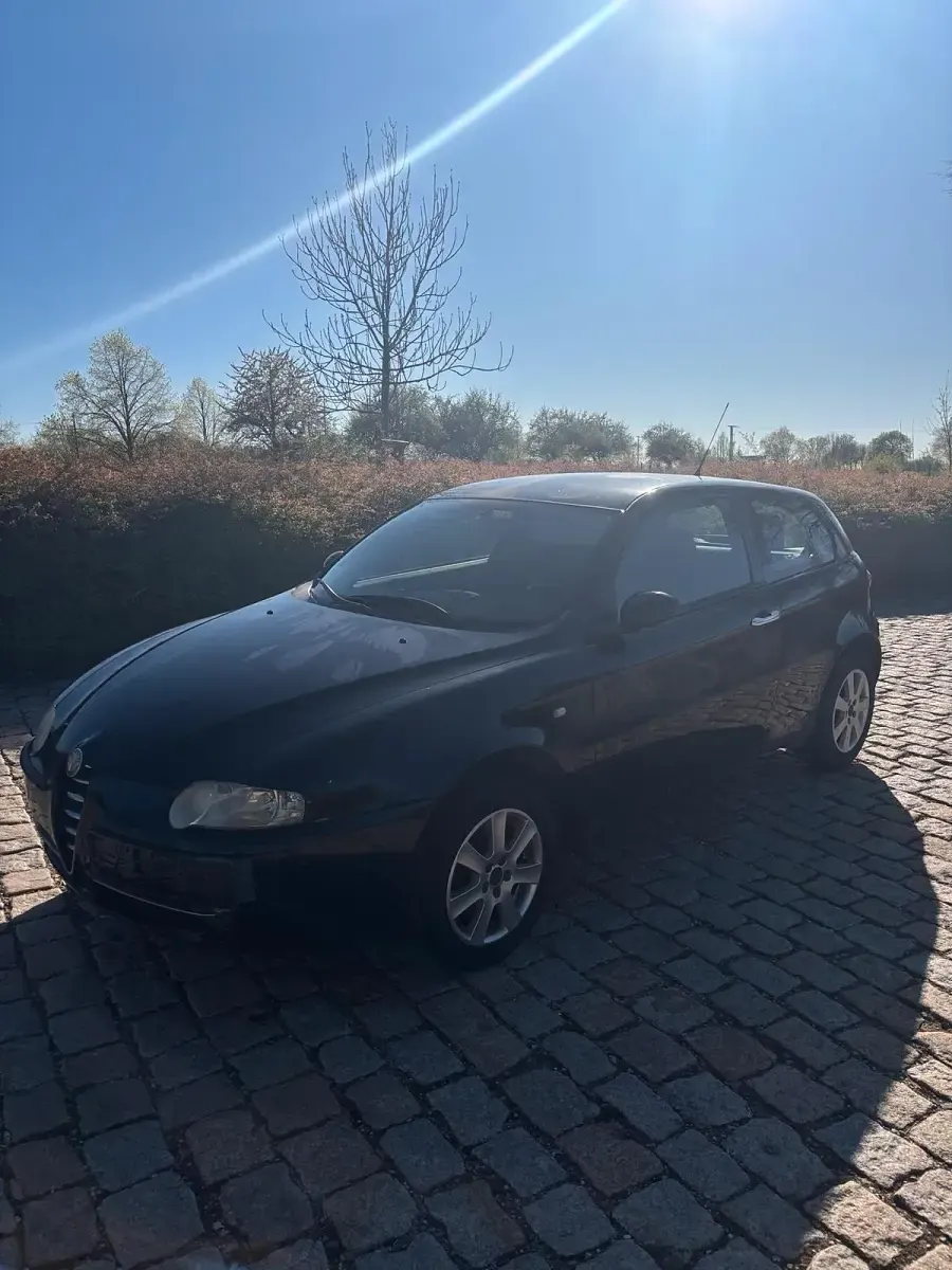 Gebraucht Alfa Romeo 147 105 PS (77 kW) 2001 Schwarz Kleinwagen