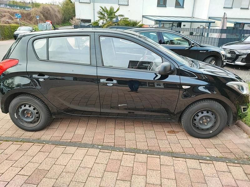 Gebraucht Hyundai i20 86 PS (63 kW) 2014 Schwarz Kleinwagen