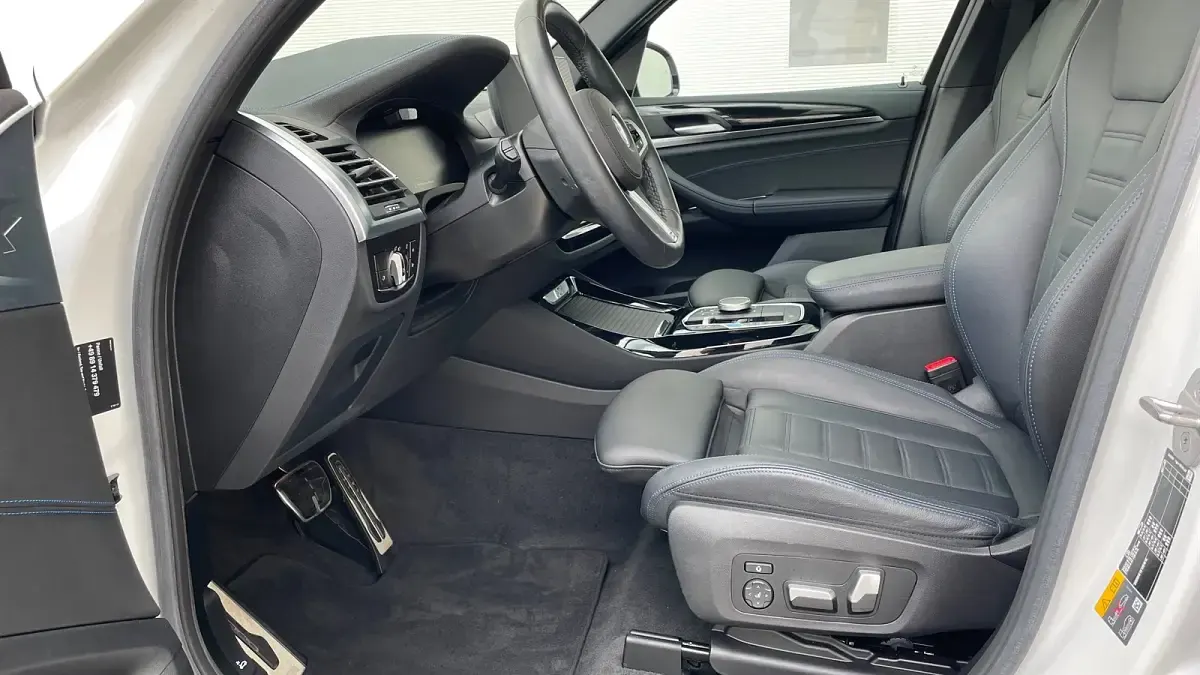 Gebraucht BMW iX3 Impressive 210 kW (286 PS) 2023 Mineralweiß metallic SUV