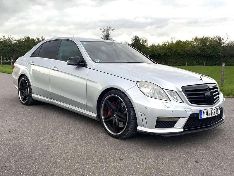 Silber Gebraucht 2009 Mercedes E500 Elegance Limousine | 12.499 € (Fairer Preis) - Bild 1/4
