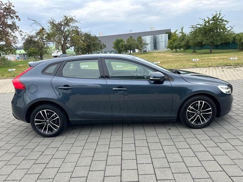 Gebraucht Volvo V40 Momentum 152 PS (111 kW) 2016 Blau Kombi