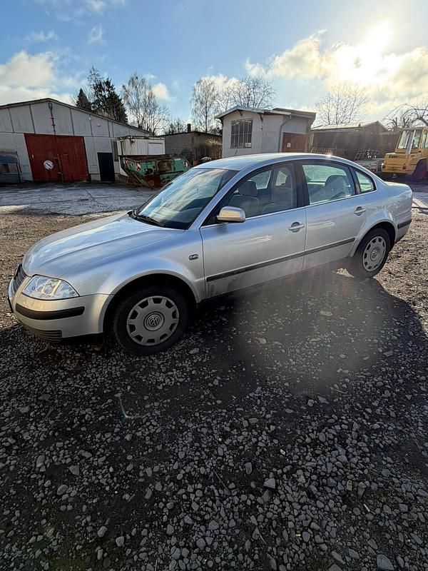Silber Gebraucht 2001 VW Passat Limousine | 1.500 € (Fairer Preis) - Bild 1/4