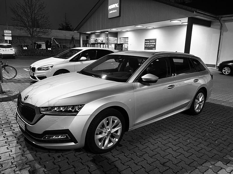 Silber Gebraucht 2024 Skoda Octavia Kombi | 25.000 € (Fairer Preis) - Bild 1/4