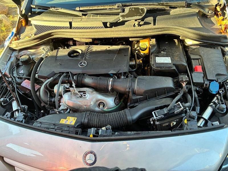 Silber Gebraucht 2017 Mercedes B200 Van / Kleinbus | 18.700 € (Fairer Preis) - Bild 1/4