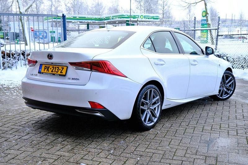 Gebraucht Lexus IS300h Sport Line 181 PS (133 kW) 2017 Weiß Limousine