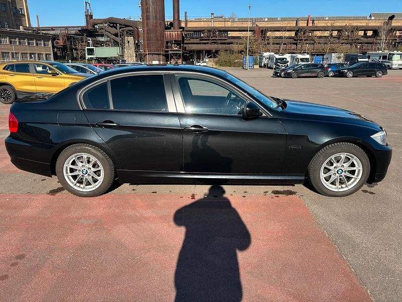 Gebraucht BMW 320 184 PS (135 kW) 2011 Schwarz Limousine