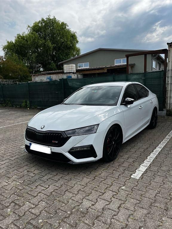Weiß Gebraucht 2022 Skoda Octavia RS Limousine | 32.600 € (Etwas zu teuer) - Bild 1/4