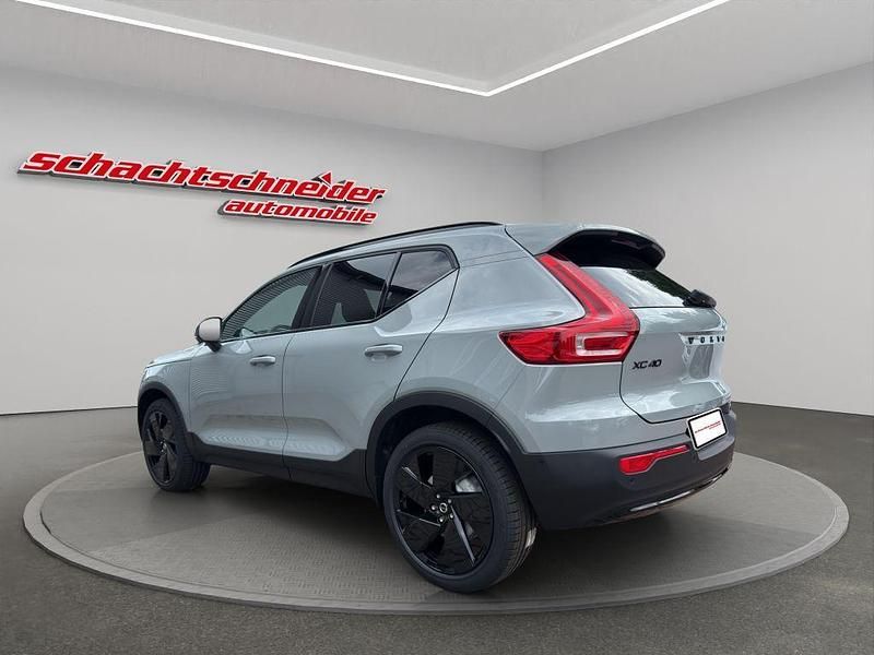Neu Volvo XC40 Plus 163 PS (119 kW) 2026 Grau SUV