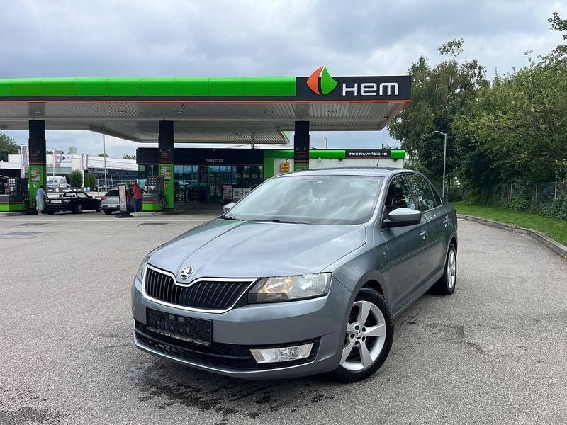 Grau Gebraucht 2012 Skoda Rapid Elegance Limousine | 4.499 € (Fairer Preis) - Bild 1/4