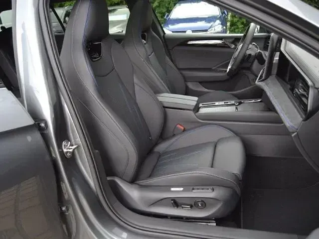 Gebraucht VW Passat R-line 193 PS (141 kW) 2025 Diabasgrau metallic / grenadi Kombi