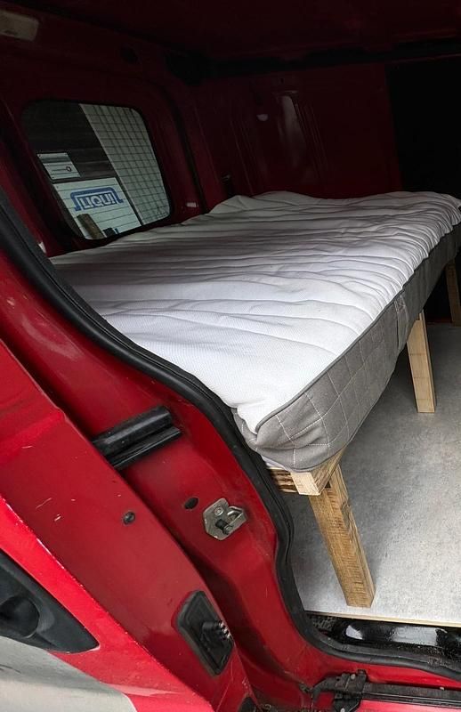 Usado Renault Traffic 115 HP (84 kW) 2011 Vermelho Monovolume