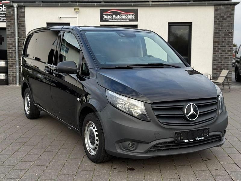 Schwarz Gebraucht 2021 Mercedes Vito Van / Kleinbus | 16.065 € - Bild 1/4