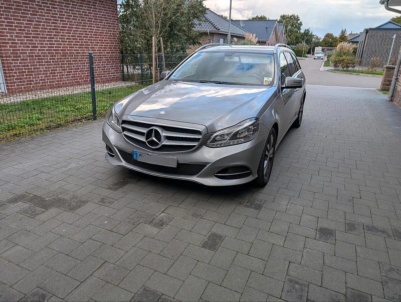 Grau Gebraucht 2013 Mercedes E200 Kombi | 14.500 € - Bild 1/4