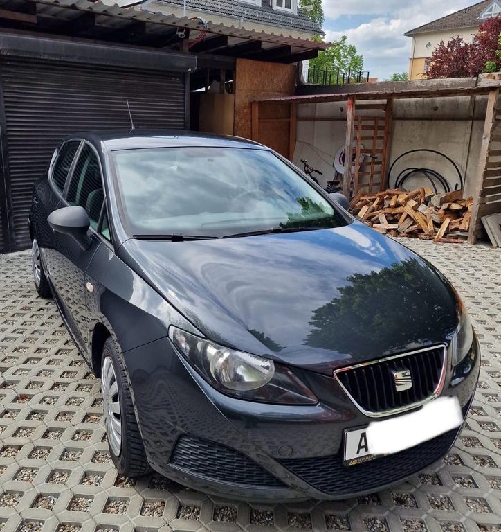 Grau Gebraucht 2011 Seat Ibiza Reference Limousine | 4.950 € (Fairer Preis) - Bild 1/4