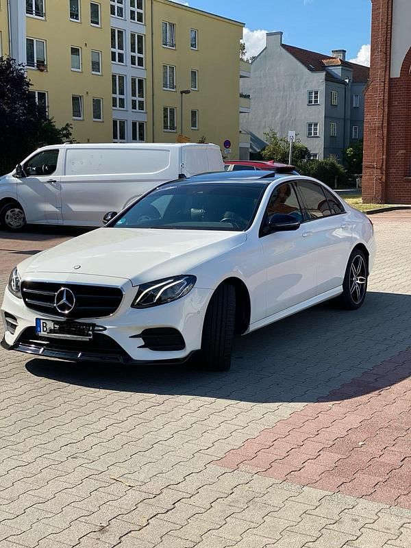 Weiß Gebraucht 2016 Mercedes E250 AMG Limousine | 35.000 € - Bild 1/4