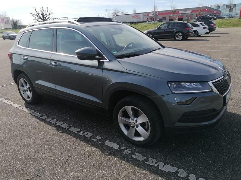 Grau Gebraucht 2018 Skoda Karoq Ambition SUV | 22.500 € (Fairer Preis) - Bild 1/4