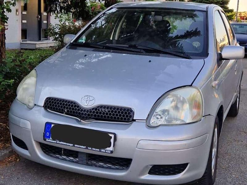 Grau Gebraucht 2004 Toyota Yaris Limousine | 1.700 € (Fairer Preis) - Bild 1/4